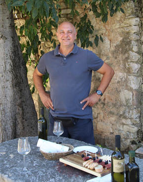 Ein Bild, das Person, Kleidung, Essen, Flasche enth lt.  Automatisch generierte Beschreibung